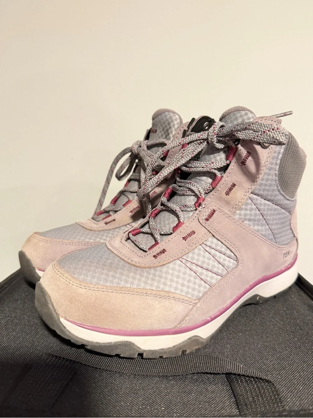 Pre-owned‎ Women's Gray Suede Mesh Lace-Up Snow Sneaker 5 Boot, Size 7.5